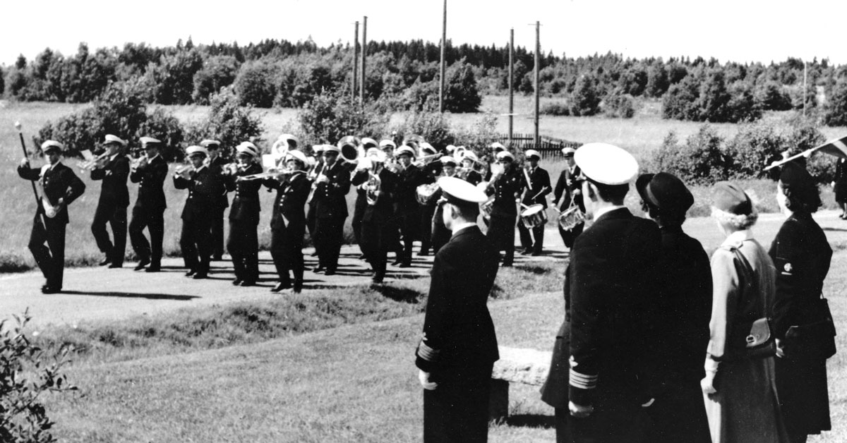 Förbimarsch framför flottiljledningen som är uppställda framför minnesplatsen över stupade kamrater.