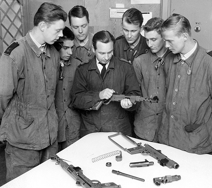 Kulsprutepistol m/45 var under många år det vapen som trupputbildaren skulle lära de värnpliktiga att hantera.