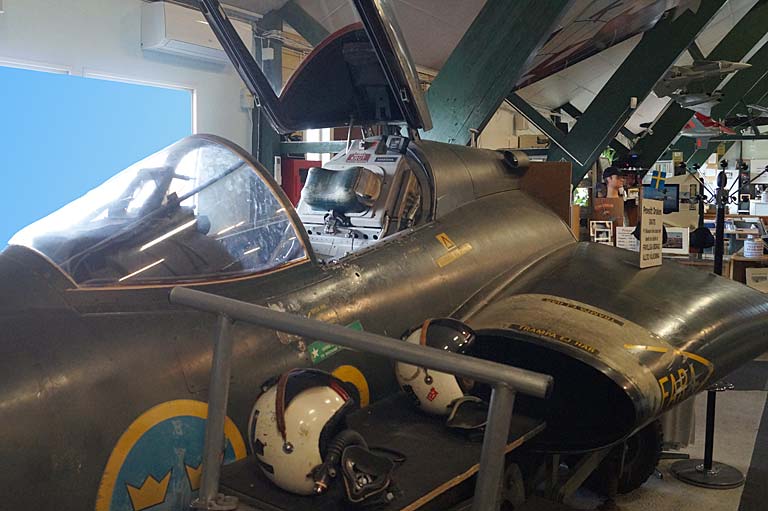 I Flyghallen kan du provsitta ett jaktflygplan, J 35 Draken. I museets klätterexemplar.är det fritt fram att kliva ner och uppleva känslan i ett stridsflygplan.