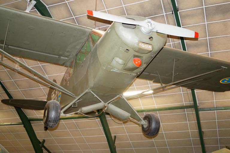 Piper PA18 Super Cub användes i armén av flygspanare för eldledning. Cub nr. 56 har flugit på Brandholmen i Nyköping och har sålts och servats av Nyge-Aero. Piper Cub syntes även på Stigtomta- och Larslundsfälten där de bogserade segelflygplan.